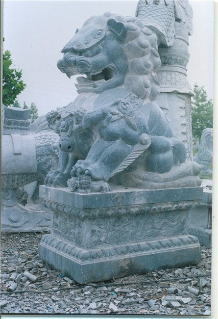 供應青石石獅 北京石獅 南陽石獅 嘉祥縣強龍石雕工藝品廠 天然青石制品,青石板,青石板加工,石雕,青石石雕,青石路邊石,青石牌坊,青石石亭,石雕廠,青石板加工廠